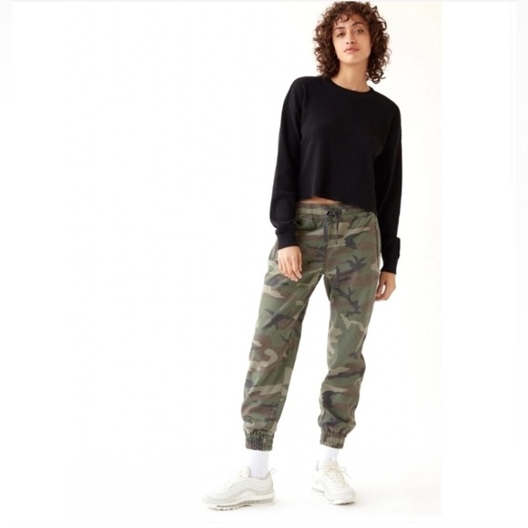 Aritzia TNA Camo Jogger Pants Size S - Picture 1 of 8